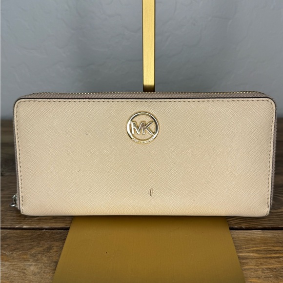 Michael Kors long zippy wallet w/minor mark on front - Picture 1 of 5